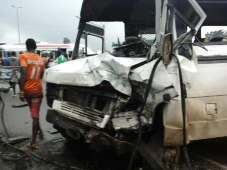 Autoroute Abobo-Adjamé/Un «Gbaka fou» heurte violemment un motocycliste et le tue