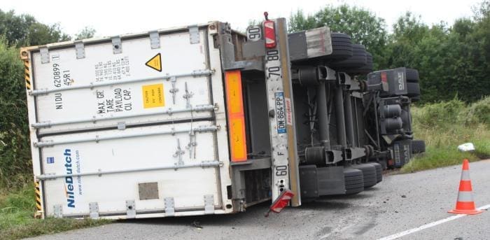 Autoroute du Nord/Axe Yopougon-Adjamé: Un camion d’anacarde termine sa course dans le  caniveau