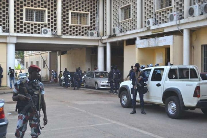 Tribunal d’Abidjan : Un commando armé libère 5 grands criminels au violon du Parquet