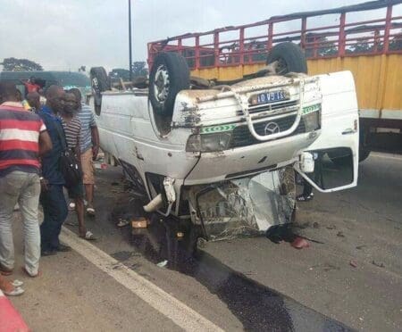 Autoroute Adjamé-Yopougon: Un Gbaka déverse ses occupants sur la chaussée et fait plusieurs victimes