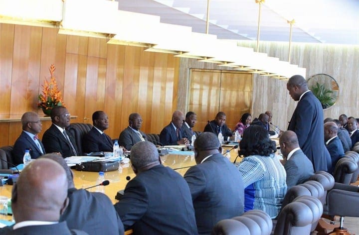 Côte d’Ivoire : le gouvernement »regrette » le phénomène des »microbes »