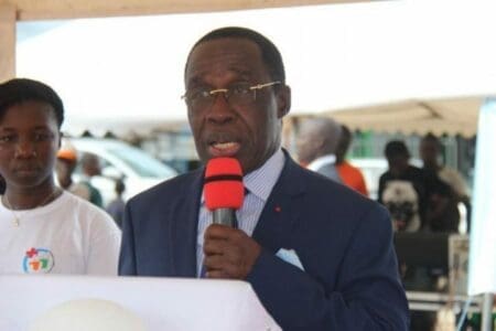 Lors d’une cérémonie hier, le ministre Aka Aouelé engage le combat contre le Sida Dr Aka Aouélé s’est réjoui du don des Chinois de Côte d’Ivoire