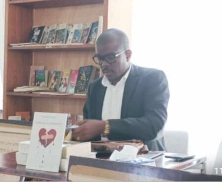 SILA : l’écrivain Edmond Kouassi présente son livre « Amoureux malheureux » a des élèves
