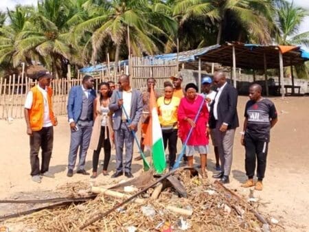 Opération d’assainissement du littoral à Grand -Bassam avec L’ONG Jah Live et la mairie de bassam :  » Oui à la CAN, non au déchets plastiques à la plage »