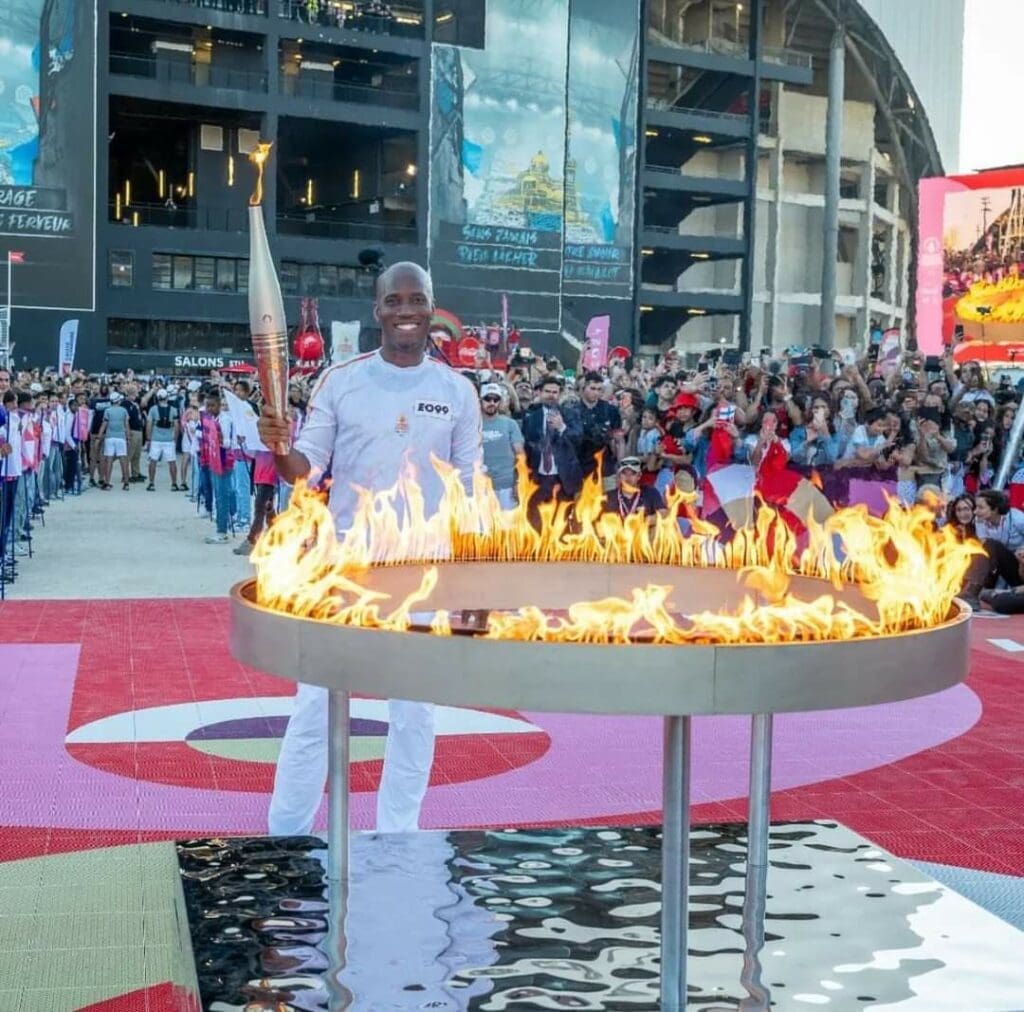 JO Paris  2024: Didier Drogba  tient la flamme  olympique