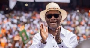 🇨🇮 CÔTE D’IVOIRE — RÉSULTATS PROVISOIRES DE LA PRÉSIDENTIELLE 2025 : ALASSANE OUATTARA RÉÉLU DÈS LE PREMIER TOUR AVEC 89,77 % DES VOIX Le président Alassane Ouattara salue ses partisans après l’annonce de sa réélection dès le premier tour à la présidentielle 2025.