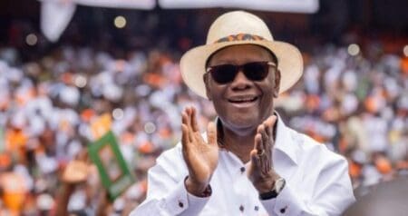 Le président Alassane Ouattara salue ses partisans après l’annonce de sa réélection dès le premier tour à la présidentielle 2025.