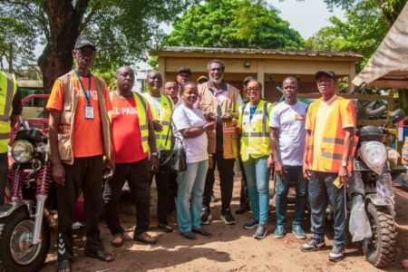 Fête de la salubrité : LafargeHolcim CI et la SCA renforcent l’action environnementale à Treichville Don de matériels de salubrité à Treichville