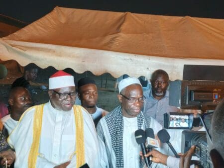 Nuit du Destin : autorités et fidèles musulmans en prière à la Grande Mosquée Fatoumata Zahara de Grand-Bassam