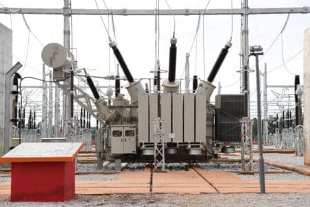 CÔTE D’IVOIRE SOUS TENSION : QUAND LA CROISSANCE ÉLECTRIQUE DÉPASSE LES CAPACITÉS DU RÉSEAU